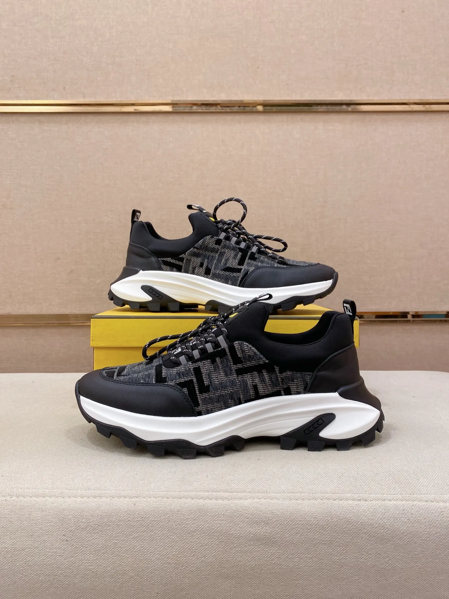 Men's shoes 💰 462💰 (fendi) New style 👊🏻 upper 🇮🇹 imported cowhide fabric 🇩🇪 lining imported sheepskin lining. The original outsole is molded to highlight the identity of every man, and the upper foot is elegant and stable🚶🏻🚶🏻The high-end custom counters reproduce the original version📯No matter the wind or rain, the shoe last remains unchanged and can withstand the verification of time🔍️,🔵 Size: 38-44